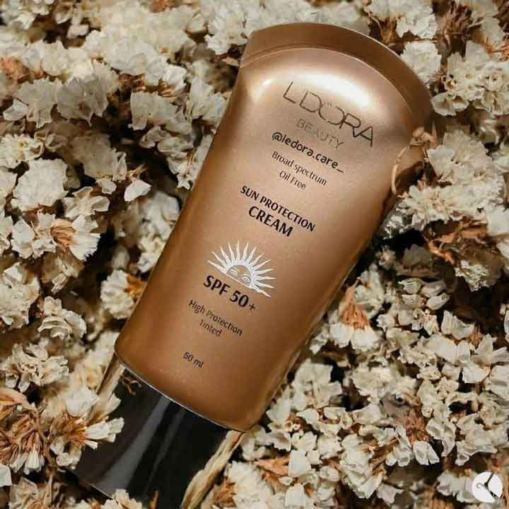 کرم ضدآفتاب SPF50 رنگی و فاقد چربی حجم 50 میلی لیتر  لدورا